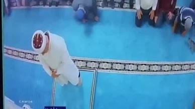 Camide namaz kılarken kediye tekme atan şahıs gözaltında!