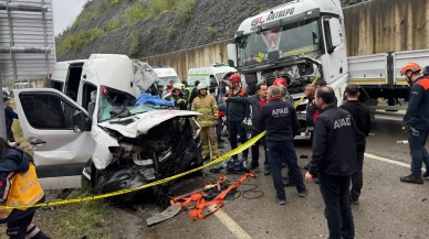 Yolcu minibüsü tıra çarptı: 1 kişi öldü, 11 yaralı