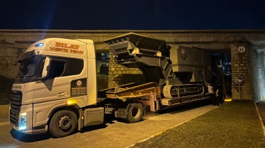 Taş kırma makinesi yüklü tır köprüye sıkıştı