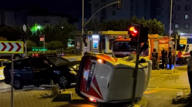 Üsküdar’da kamyonetle çarpışan hafif ticari araç devrildi