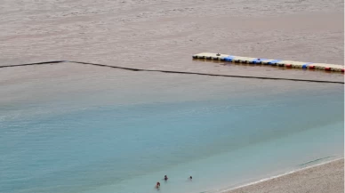 Sağanak Ölüdeniz’in rengini değiştirdi