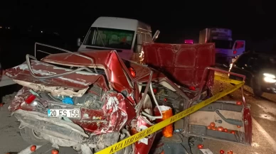Denizli’de feci kaza: Kamyonete arkadan çarpan otomobilde 1 kişi öldü