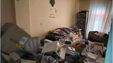 Amasya’da 3 katlı evden yaklaşık 1 ton çöp çıkarıldı