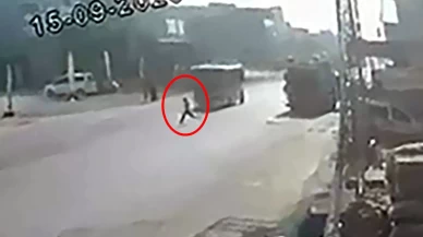 Adana’da minibüsün çarptığı 12 yaşındaki çocuk ağır yaralandı
