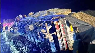 Uşak’ta saman yüklü tır yol kenarına devrildi