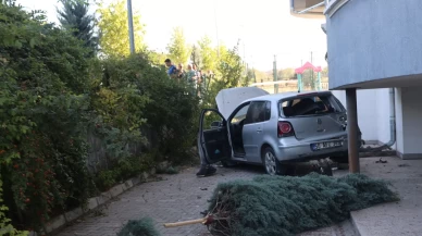 Nevşehir’de kontrolden çıkan araç apartman bahçesine düştü