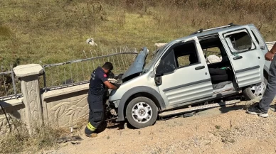 Eskişehir’de hafif ticari araç beton duvara çarptı: Aynı aileden 3 yaralı