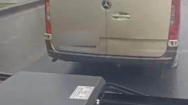 Dolmuş sürücüsü İETT otobüsünün önünü defalarca kesti!