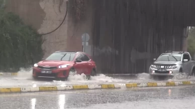 Yalova’yı sağanak vurdu: Cadde ve sokaklar göle döndü