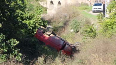 Amasya’da kontrolden çıkan minibüs dereye uçtu