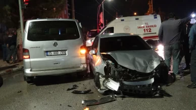 Burdur’da öğrenci servisi otomobille çarpıştı