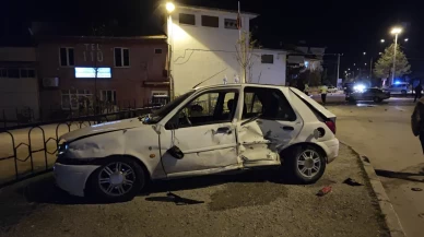 Isparta'da kavşakta otomobiller çarpıştı