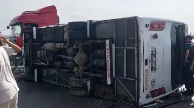 Antalya Aksu’da mazot dökülen yolda midibüs devrildi