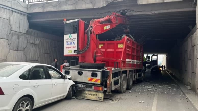 Malatya'da görünmez kaza! Seyir halindeki vinç köprüye otomobil vince çarptı