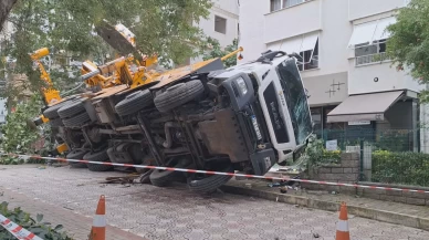 Kadıköy'de vinç 11 katlı binanın üzerine devrildi