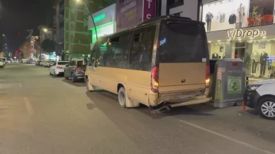 Küçükçekmece'de otomobil minibüse arkadan çarptı