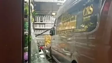 Bursa Nilüfer’de minibüs züccaciye mağazasına girdi