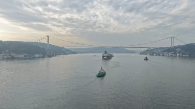Dron saldırısına uğrayan dev gemi İstanbul Boğazı'nda görüntülendi!