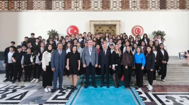 Meclis’in en neşeli konukları! Öğrenciler MHP'li Mehmet Taytak’ı ziyaret etti