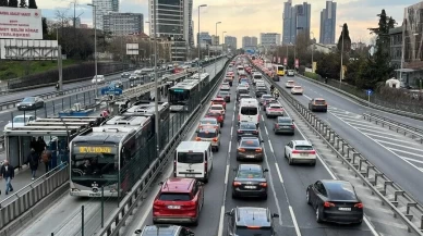 İstanbul'da ulaşım felç oldu! Bazı güzergâhlarda araçlar durdu