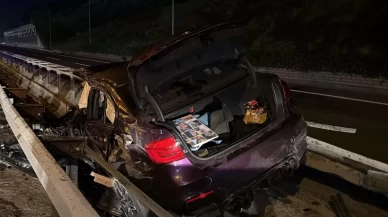 Kağıthane’de taksiyle çarpışan otomobil bariyerlerin arasına sıkıştı