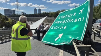 Esenler’de damperi açık kamyon 2 yön tabelasını devirdi