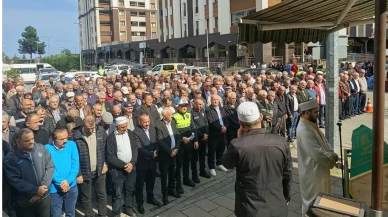Kırmızı ışıkta beklerken otomobil çarptı