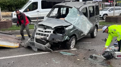 Sivas’ta kaygan yolda kontrolden çıkan hafif ticari araç devrildi