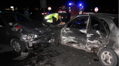 Aksaray’da kavşakta iki otomobil çarpıştı
