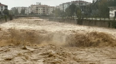 Yalova’da 5 katlı binanın bahçesinde toprak çökmesi!
