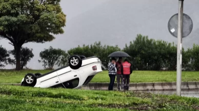 Muğla’da otomobil kavşakta ters döndü