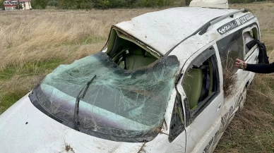 Kastamonu Tosya’da minibüs bariyerlere çarpıp şarampole devrildi