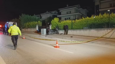 Kaldırıma çarpıp savruldu, elektrik panosuna vurarak devrildi
