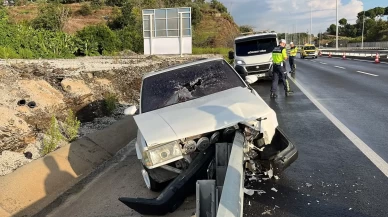 Antalya'da otomobil demir bariyerlere ok gibi saplandı