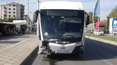 Malatya’da trambüs ile otomobil çarpıştı! Çok sayıda yaralı var