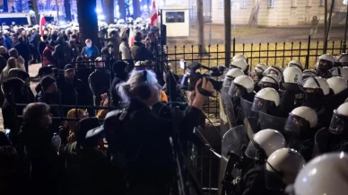 Polonya’da Anayasa Mahkemesi düğümü: Polis müdahalesi ve istifalar peş peşe
