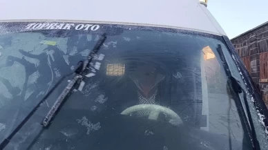 Kars’ta sabah mesaisi buz kazımakla başladı