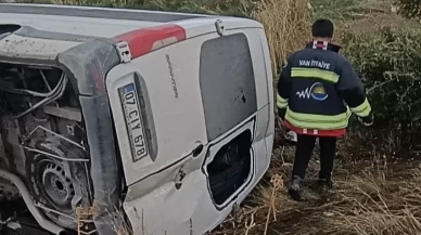 Van Gevaş’ta minibüs devrildi: Yaralılar hastaneye kaldırıldı