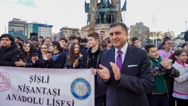 Taksim’de anlamlı tören: Öğretmenler günü için Cumhuriyet Anıtı'na çelenk bırakıldı