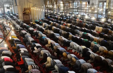 Cuma Namazı En Az Kaç Kişiyle Kılınır? Diyanet’in Yanıtı