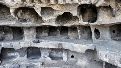 Kayaların içine kurulan 2 bin yıllık "Öksüt Kalesi" zamana direniyor