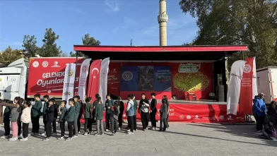 "Geleneksel Oyunlar Tırı" Karaman'da çocuklarla buluştu