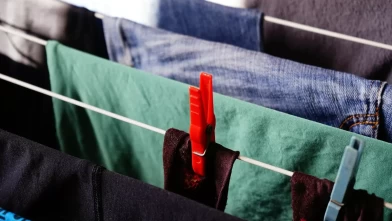 Ev hanımları bayılıyor! Mandalın kıyafette iz bırakmasını engelleyen 8 pratik hamle