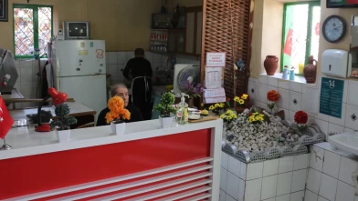 Isparta’da pide salonunun içindeki isimsiz mezar şaşkınlık yaratıyor