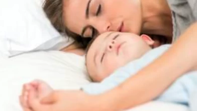 Bebeğiniz size sarılıp uyuyorsa bu bilgileri mutlaka okuyun