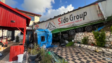 Antalya'da şarampole devrilen TIR bir eve çarparak durabildi!