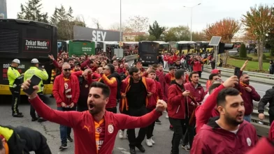 Galatasaray taraftarları derbi için stada geldi