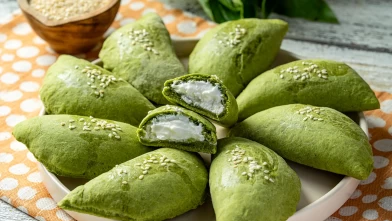 Labneli iç harcıyla öne çıkan yeşil poğaça tarifi