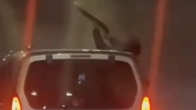 JANDARMA Genel Komutanlığı, Trabzon'daki Şehit Eren Bülbül Tünelleri'nde ilerleyen bir araçtan pompalı tüfekle ateş eden 2 şüphelinin yakalandığını duyurdu.  Jandarma Genel Komutanlığı'nın sosyal medya hesabından yapılan açıklamaya göre; Trabzon'nun Ortahisar ilçesi Şehit Eren Bülbül Tünelleri’nde bir araçtan ateş edildiğine ilişkin görüntülerin tespit edilmesi üzerine, İl Jandarma Komutanlığı emrinde görevli ekipler hızla harekete geçti. Araç sürücüsü ile araçtan ateş ettiği belirlenen 2 şüpheli, jandarma ekipleri tarafından kısa sürede yakalandı. Araç sürücüsü ve silahla ateş eden kişi hakkında trafik jandarması tarafından idari para cezası uygulandı. Olayda kullanılan silah muhafaza altına alınırken ateş ettiği tespit edilen şüpheli, işlemlerinin ardından adliyeye sevk edilmek üzere gözaltına alındı.