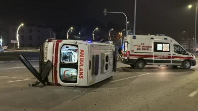 Karabük’te ambulans ile otomobil çarpıştı: 3 sağlık personeli yaralandı